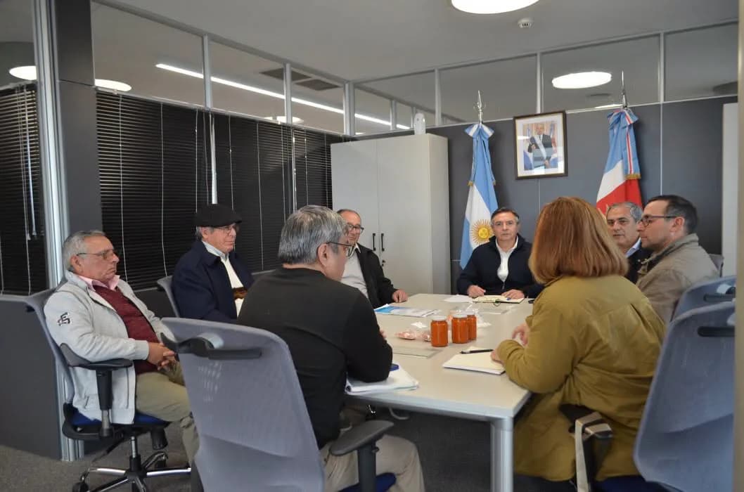 El Ministerio de Producción mantuvo un encuentro con productores de Colonia El Simbolar para impulsar la cadena frutihortícola