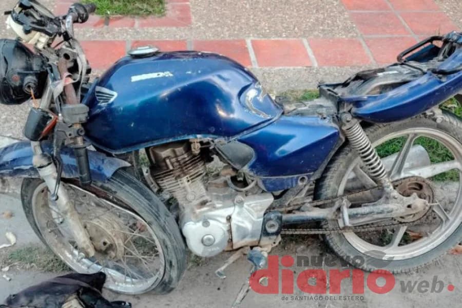 Una joven motociclista sufrió traumatismo de cráneo tras colisionar contra un automóvil en el barrio Parque
