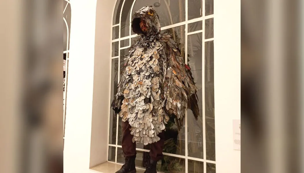 Artista bandeña sorprendió con un imponente poncho del Kakuy hecho con materiales reciclados
