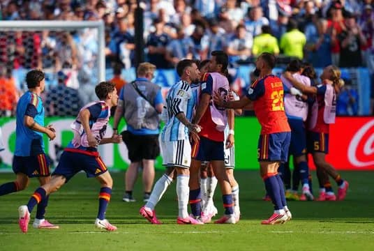 Duras sanciones de la FIFA a Argentina tras la final del Mundial: Paredes recibió 10 fechas