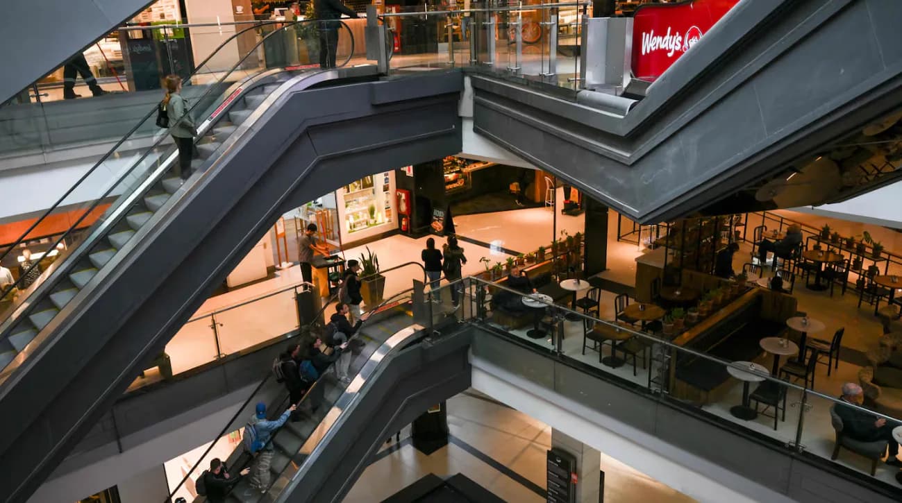 Las ventas en supermercados, mayoristas y shoppings cerraron el primer semestre de 2026 con caídas acumuladas