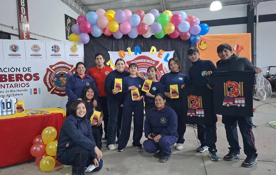 Entre juegos y mucha alegría, los bomberos festejaron con los más chicos