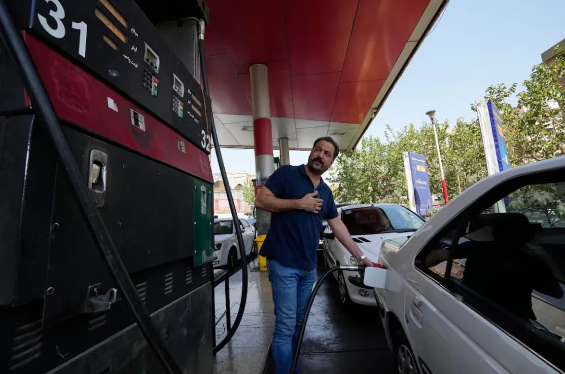 Incertidumbre y colas en las gasolineras de Irán ante nuevas sanciones de EE. UU. y la escalada inflacionaria