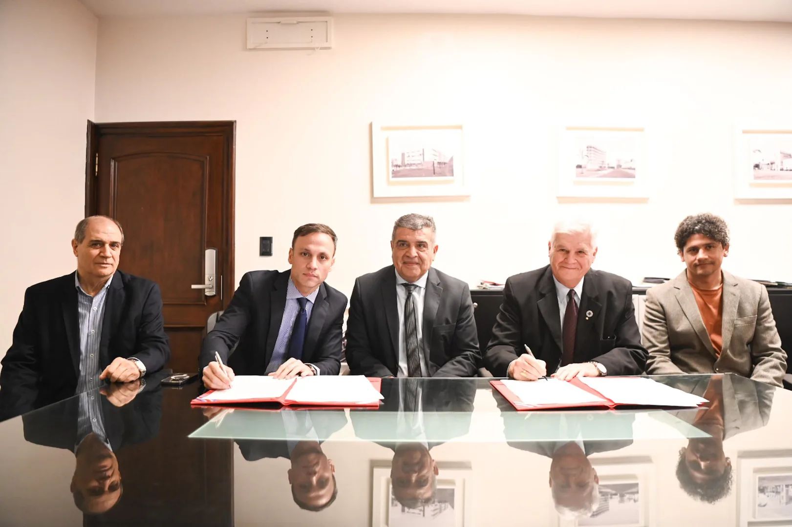 La Provincia firmó un convenio para realizar un estudio integral en 10.000 kilómetros de caminos rurales