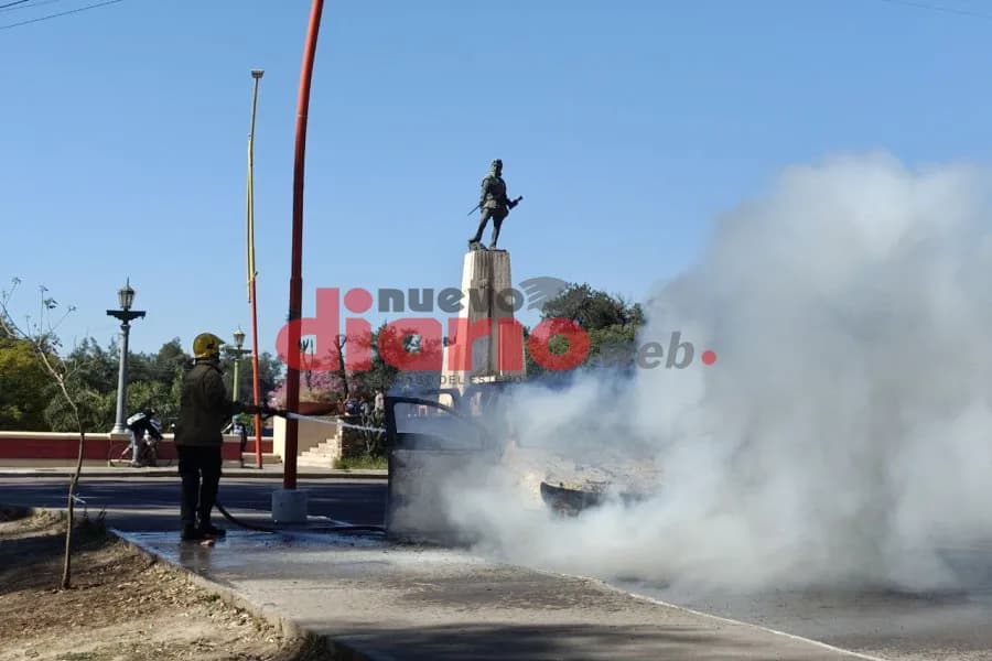 Una camioneta se incendió en pleno Parque Aguirre y generó momentos de tensión entre los automovilistas