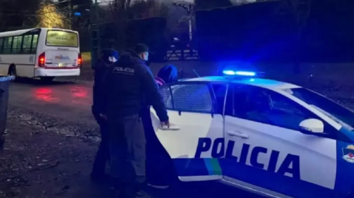 Un taxista defendió a una mujer durante una pelea y fue atacado con un arma blanca