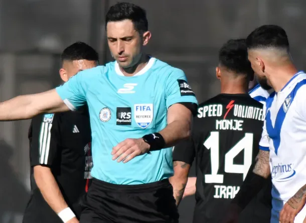 La AFA suspendió a Nazareno Arasa y Diego Ceballos tras el polémico gol anulado a Vélez frente a Deportivo Riestra