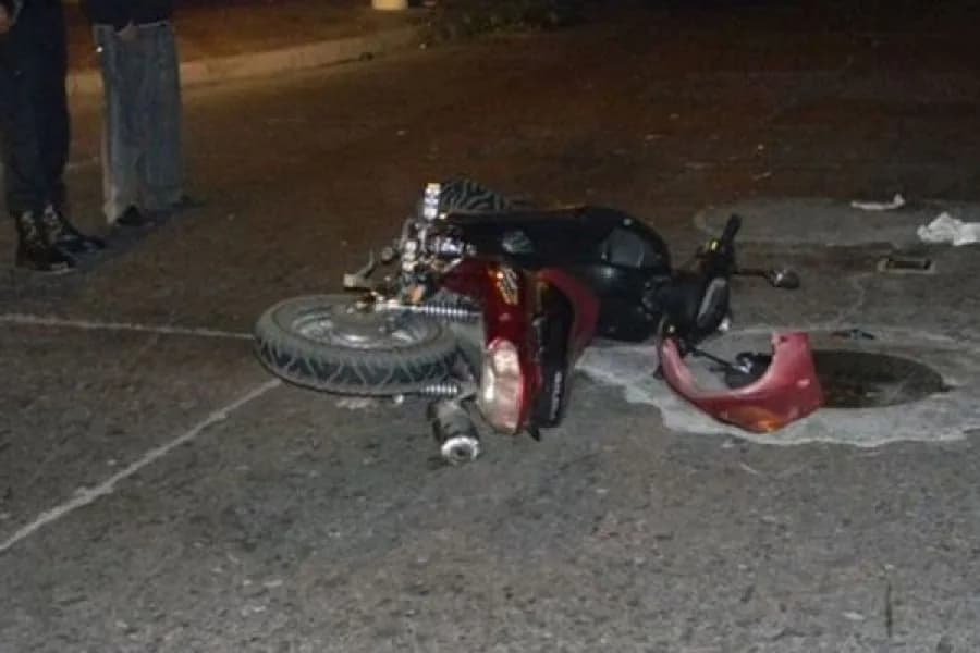 Un motociclista sufrió gravísimas heridas tras perder el control e impactar contra un guardarraíl en la zona sur