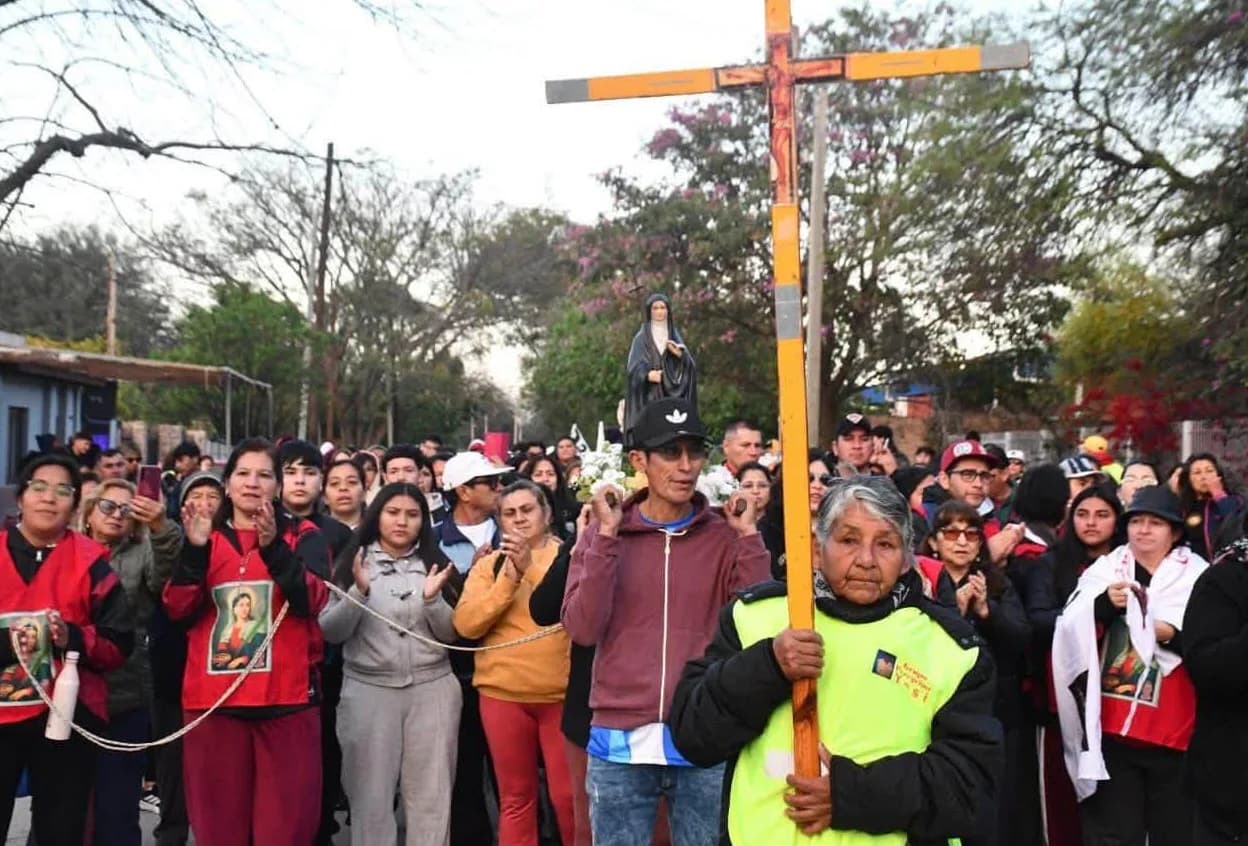 Más de 2.500 fieles caminaron junto a Mama Antula en una multitudinaria muestra de fe