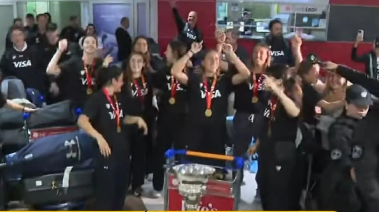 Las Leonas volvieron a casa: Copa, medallas y una multitud para recibir a las campeonas
