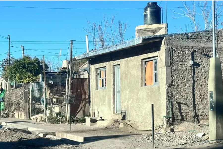 Dio a luz en el baño, ocultaron al bebé en una mochila y ahora lucha por su vida