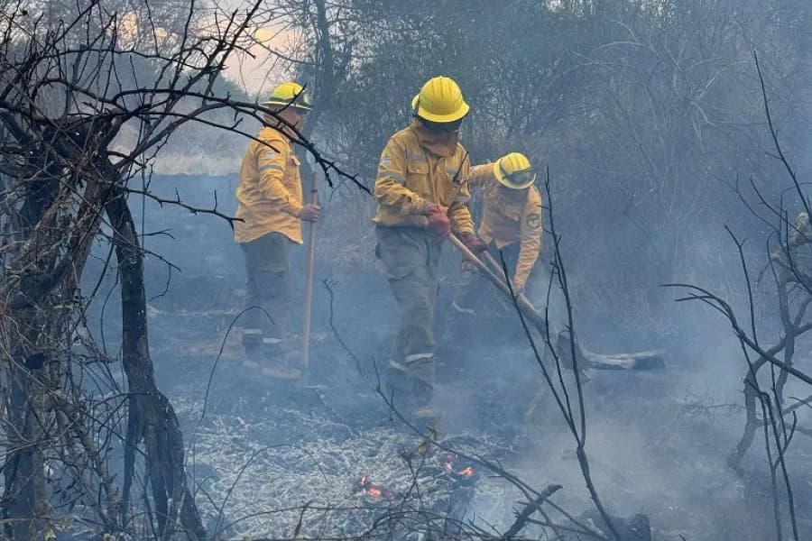 Alerta por incendios: una quema de basura habría desatado un foco en una zona rural