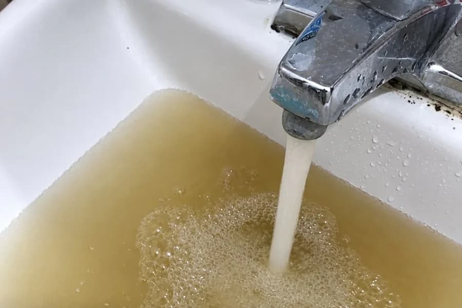 “Estamos hartos”: vecinos abren la canilla y denuncian que el agua sale oscura