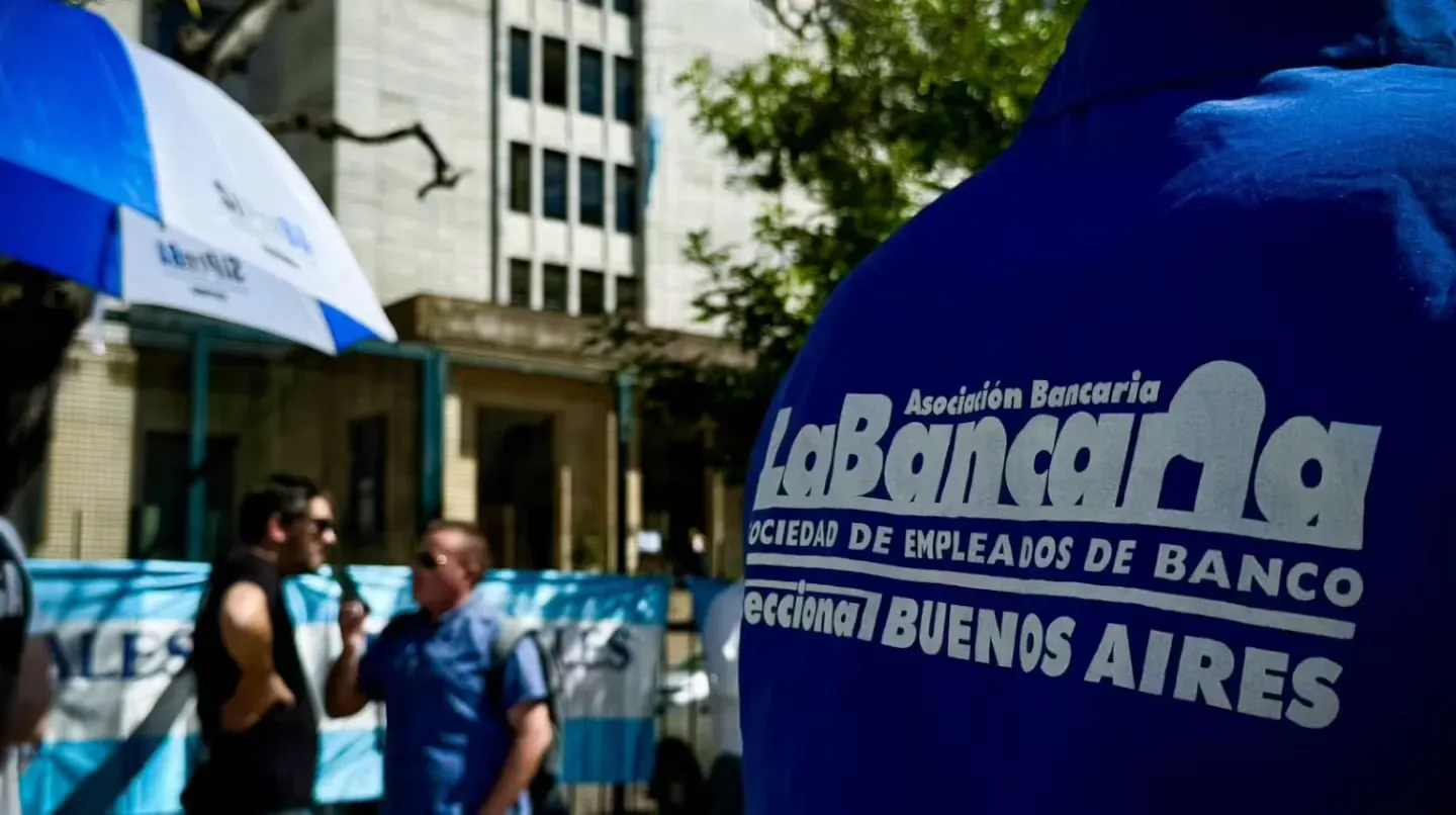 La Asociación Bancaria acordó un aumento salarial del 1,7 por ciento para agosto y el sueldo inicial supera los 2,5 millones de pesos