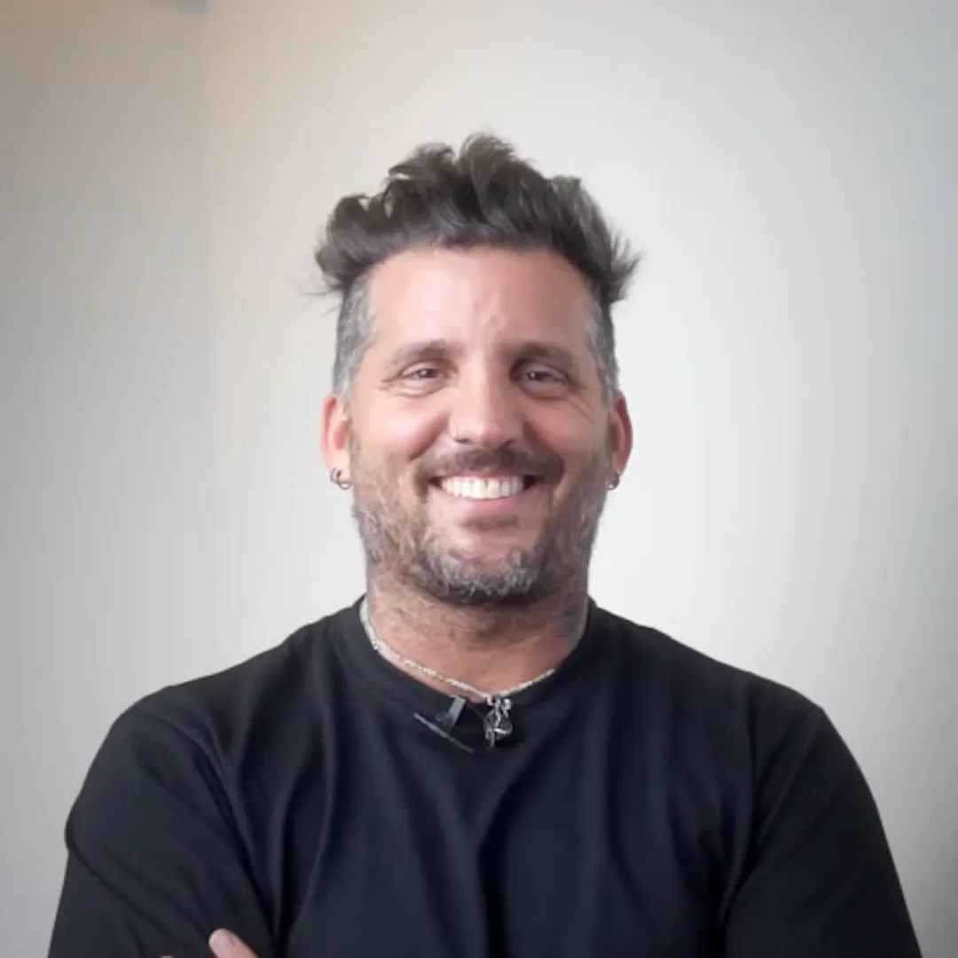 Juan Reverdito reapareció con un renovado cambio de imagen tras realizarse un tratamiento capilar