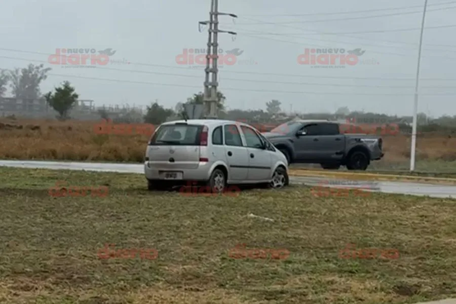 Perdió el control en la Costanera, subió a la isleta con el auto y abandonó el lugar