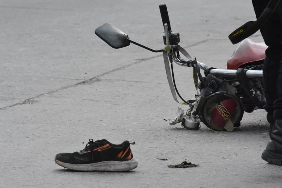 Perdió el control de su moto y golpeó de lleno con el rostro contra el suelo