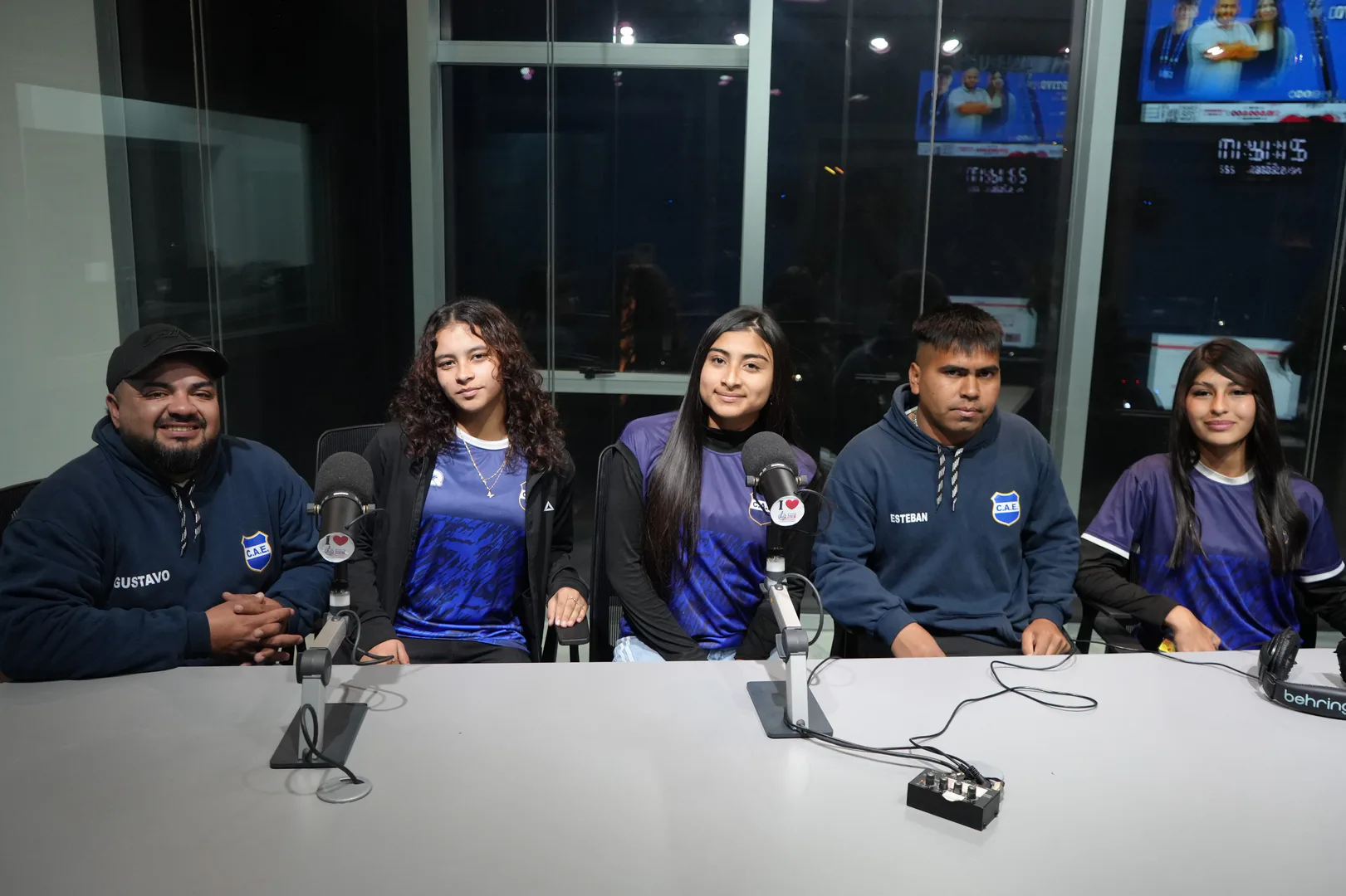 Estudiantes de Huaico Hondo palpitó la gran final del fútbol femenino en los estudios de Radio LV11