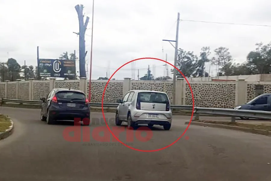 Denunció que un auto la empujó y le frenó varias veces camino al Puente Carretero