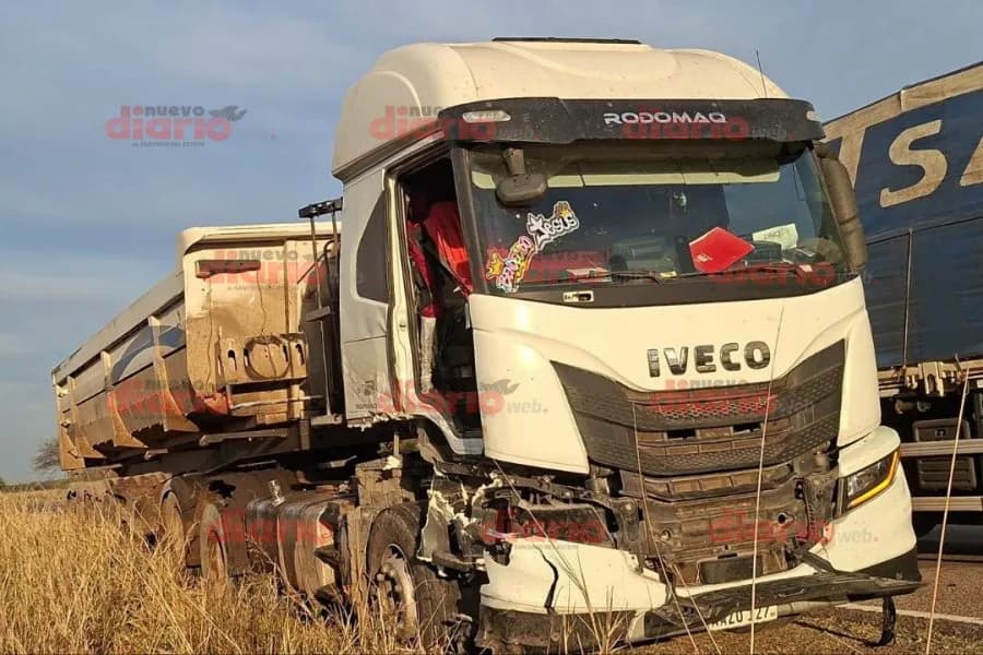 Pudo ser una tragedia | Se le quedó la camioneta y la señalizó, pero un camión la embistió