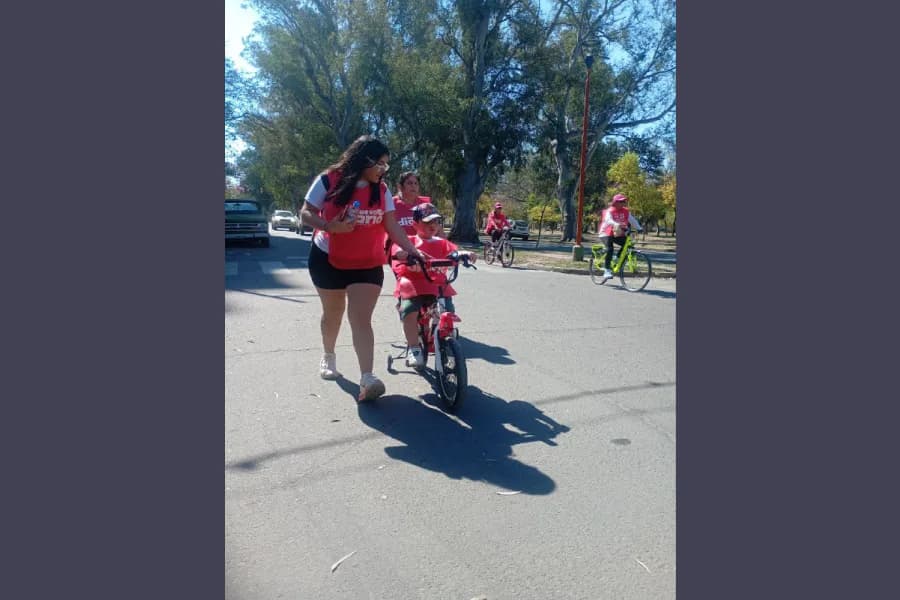 La emotiva postal de un nene en su bici con rueditas junto a su mamá que conquistó La Gran Bicicleteada Familiar