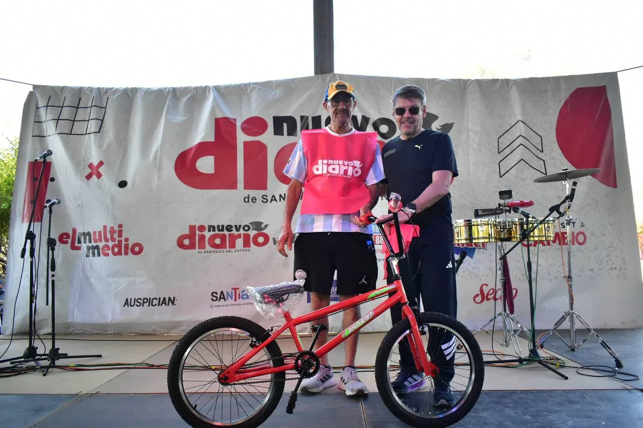 Félix Navarrete, vecino del barrio Colón, ganó la tercera bicicleta de La Gran Bicicleteada Familiar