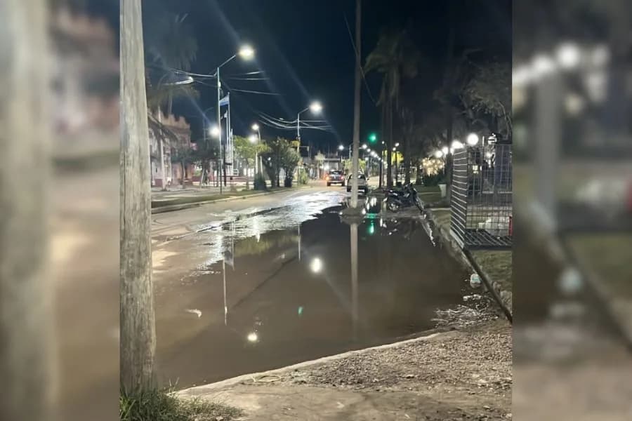 Añatuya reclama por pérdidas de agua que llevan meses y denuncia falta de respuestas