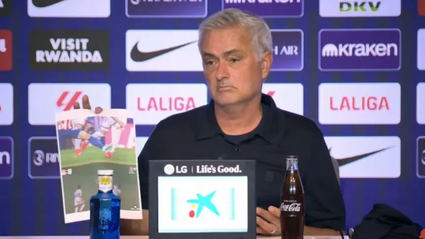 José Mourinho estalló tras el clásico: mostró fotos en conferencia de prensa y arremetió contra el arbitraje