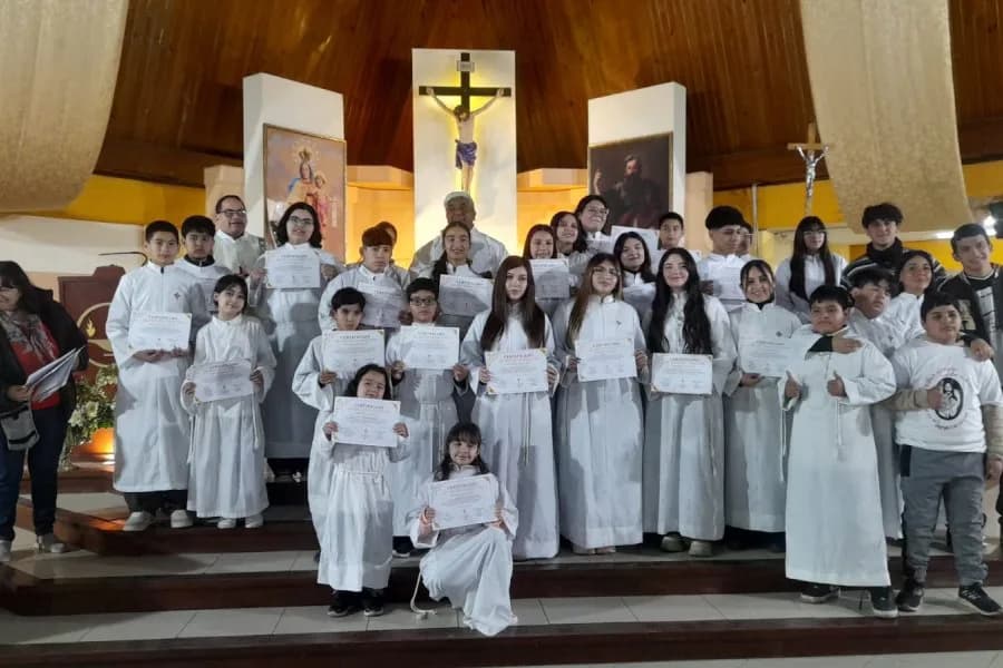 Un espacio de fe y servicio: el grupo de monaguillos de la parroquia Santiago Apóstol reúne a más de 50 niños y jóvenes en La Banda
