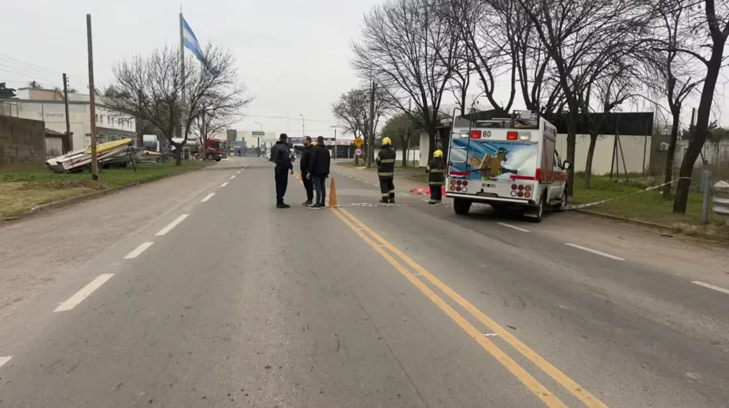 Una adolescente de 17 años murió y otros dos jóvenes sufrieron heridas graves al ser atropellados