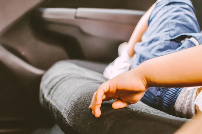 Dejó a su hija de 7 años sola en el auto durante horas y lo encontraron en un boliche