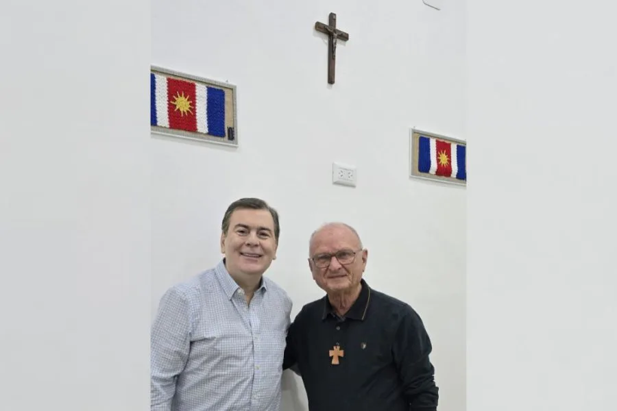 Emotivo reencuentro de Gerardo Zamora con el padre Sergio Marinelli