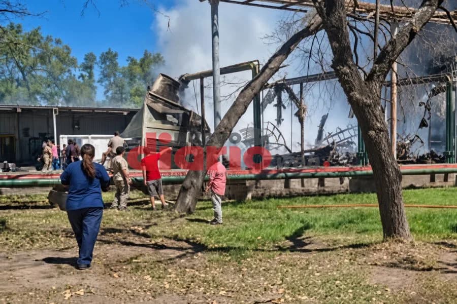 Un incendio de gran magnitud en la fábrica Coteminas causó alarma en La Banda
