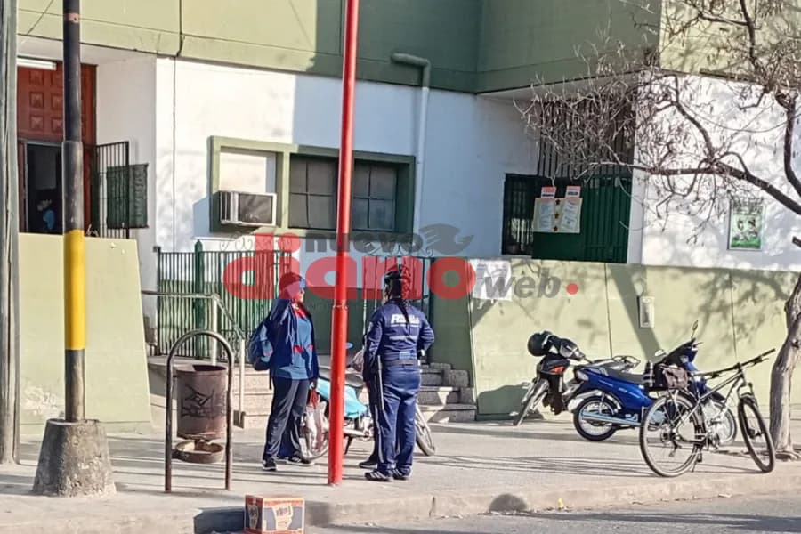 Familiares de un alumno intentaron agredir a una docente en el jardín de la Escuela Zorrilla