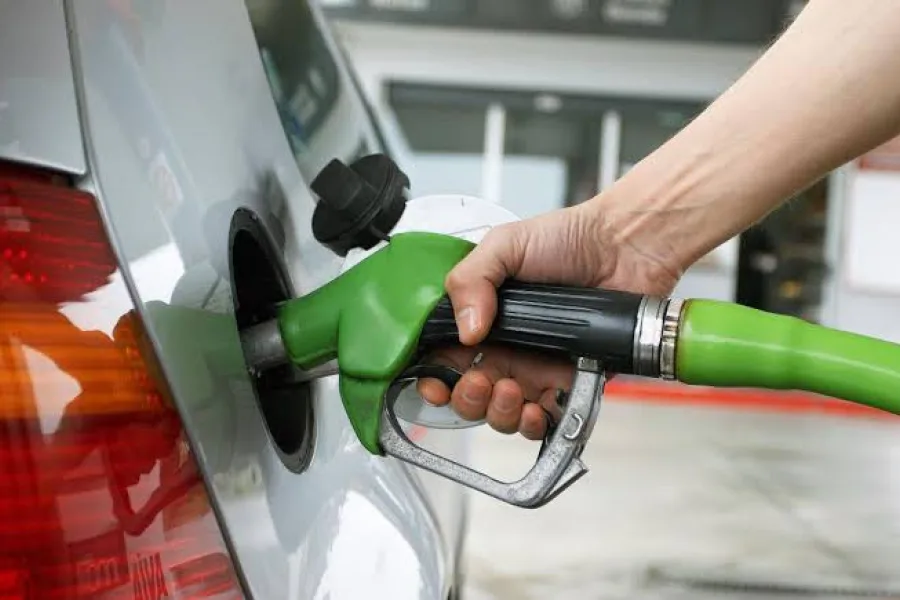 Las petroleras privadas aumentaron los combustibles hasta un 5% y presionan sobre la inflación de fin de mes