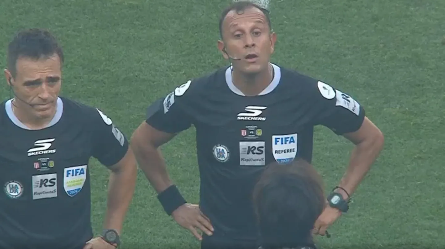 Las dos jugadas que enfurecieron a Estudiantes: qué explicó la terna arbitral tras la final en Santiago