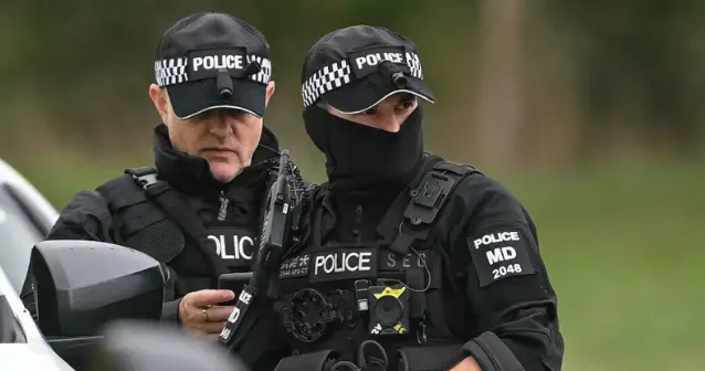 Detuvieron a cinco sospechosos con explosivos cerca de una base aérea británica utilizada por Estados Unidos