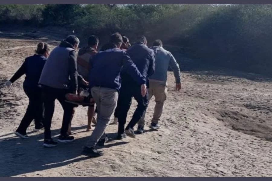 Buscaban a un joven de 20 años y encontraron un cadáver dentro de una acequia