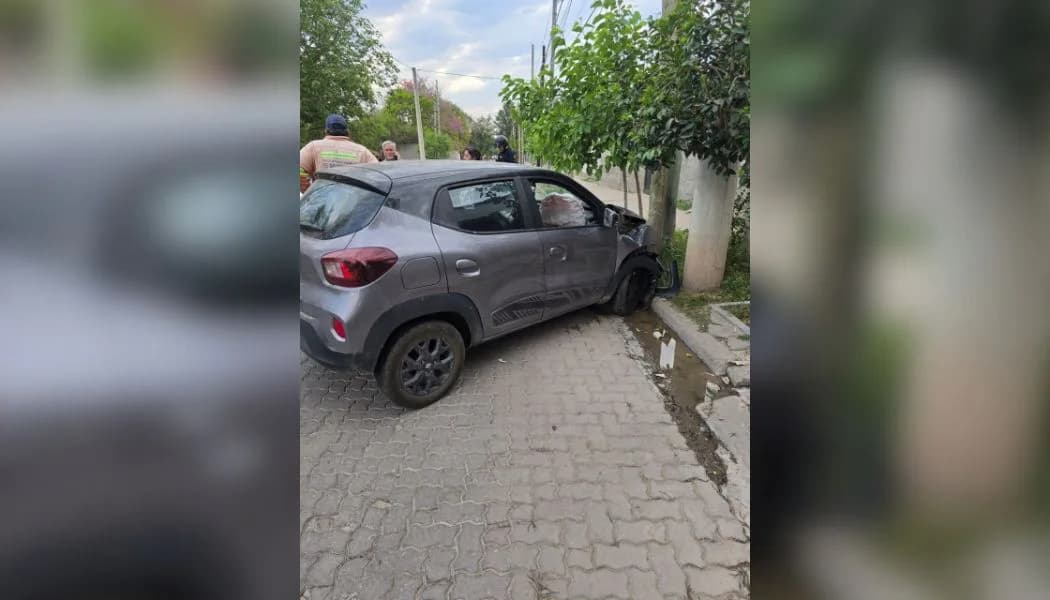 Perdió el control de su auto, chocó contra un poste de luz y terminó hospitalizada