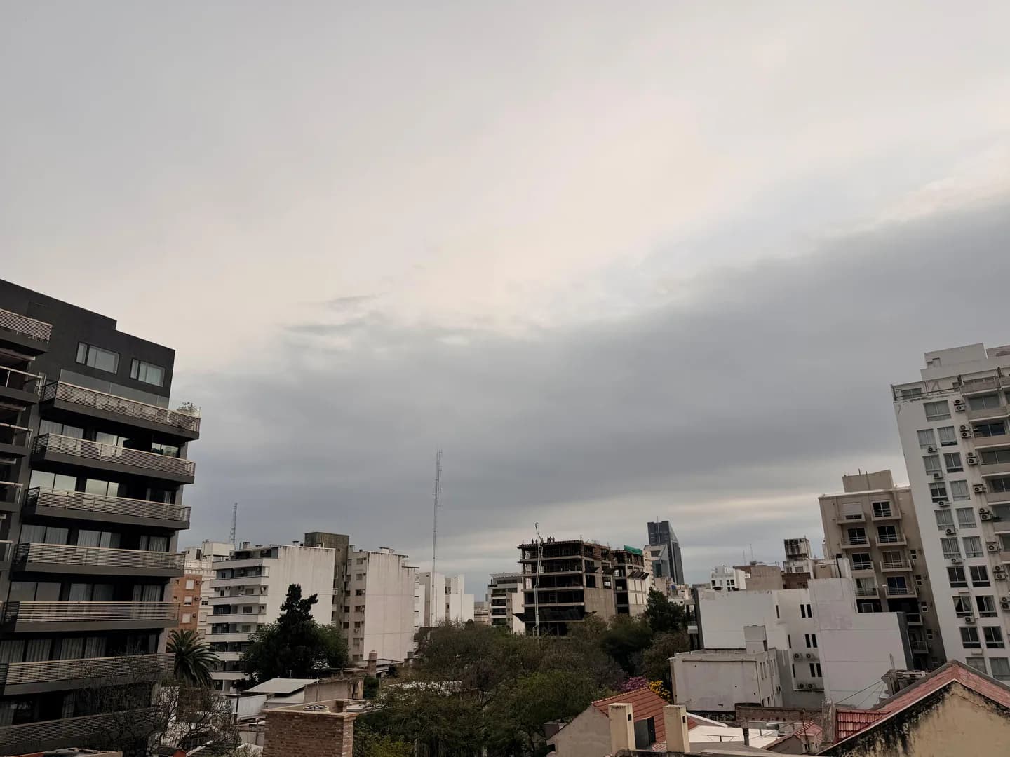 Rige una alerta amarilla por tormentas fuertes y ráfagas para Santiago del Estero