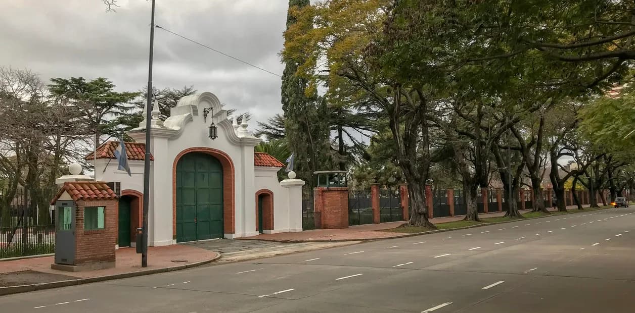 Javier Milei confirmó que la Quinta de Olivos opera como una "base militar" tras señalar que enfrenta "enemigos pesados"