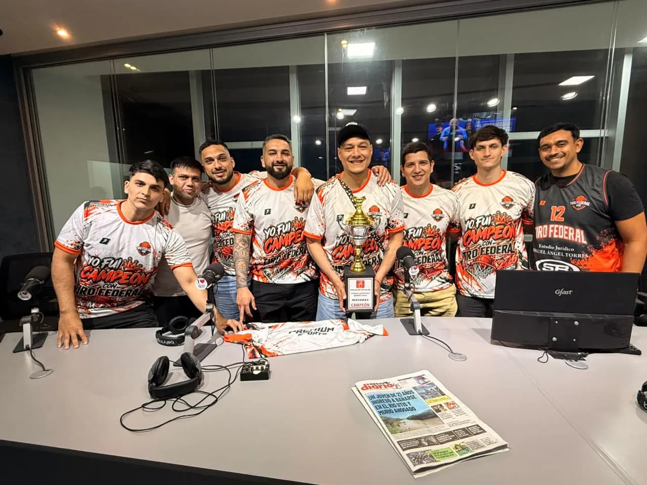 ¡Valió la pena tanto insistir!: El plantel de básquet de Tiro Federal BBC pasó por Radio LV11 y celebró el histórico título