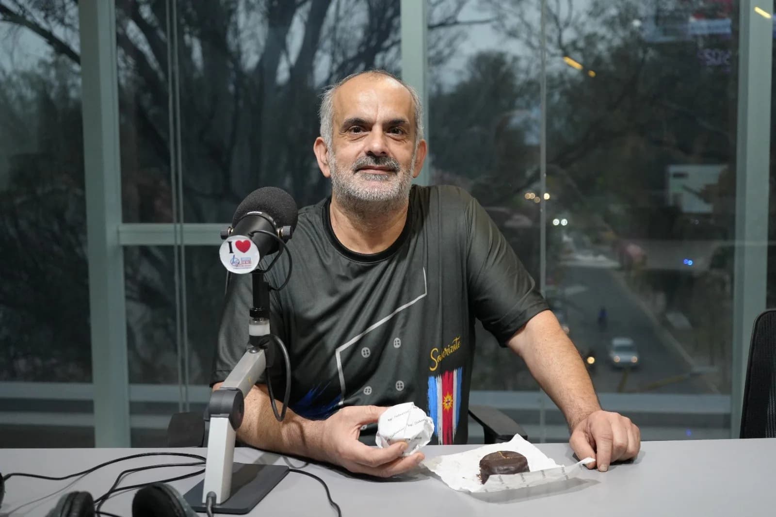 Lito Garbi presentó en LV11 el alfajor santiagueño que llegará a la Feria Puro Diseño