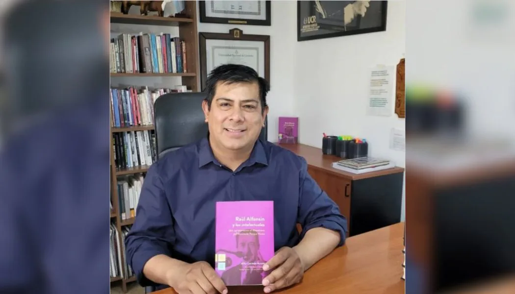 Víctor Martínez habló en LV11 antes de acompañar a Alfio Acosta en la Feria del Libro