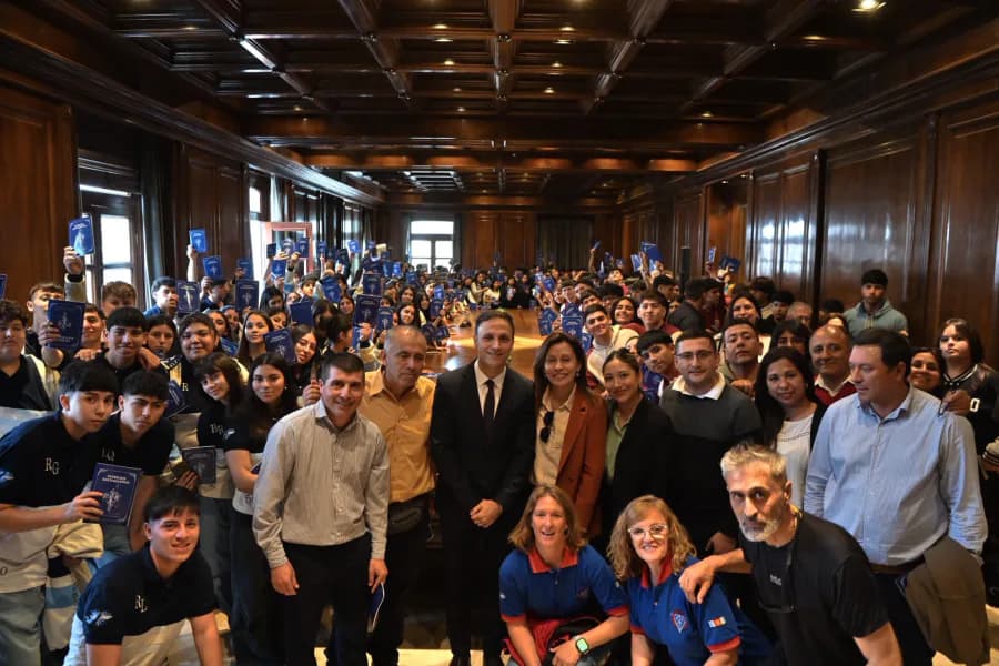 Estudiantes de cinco departamentos visitaron Casa de Gobierno en el marco del programa "Conociendo mi Provincia"