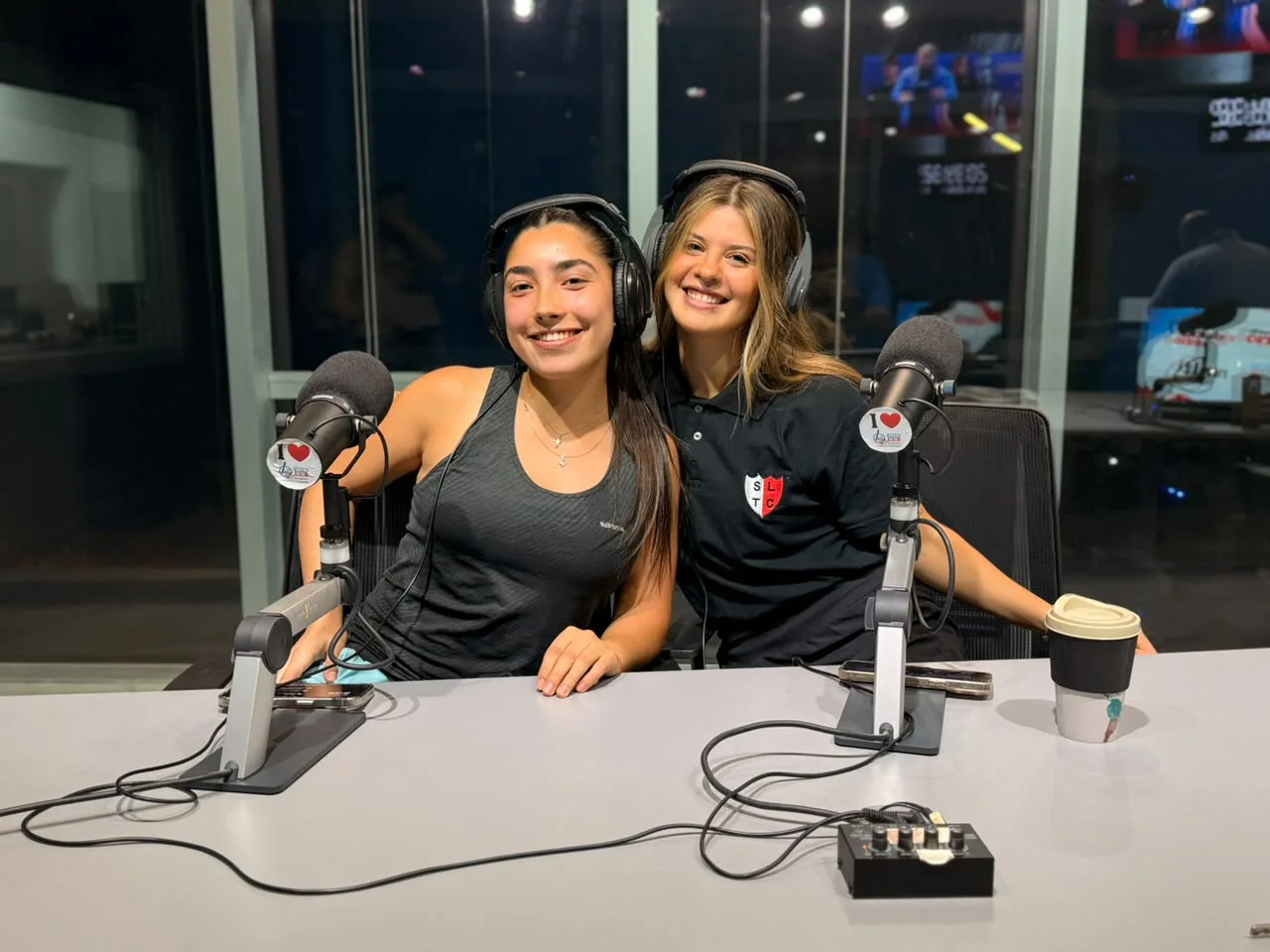 El hockey de Santiago del Estero en crecimiento: Agostina Unzaga y Morena Ortiz palpitaron el presente de Lawn Tennis en Radio LV11