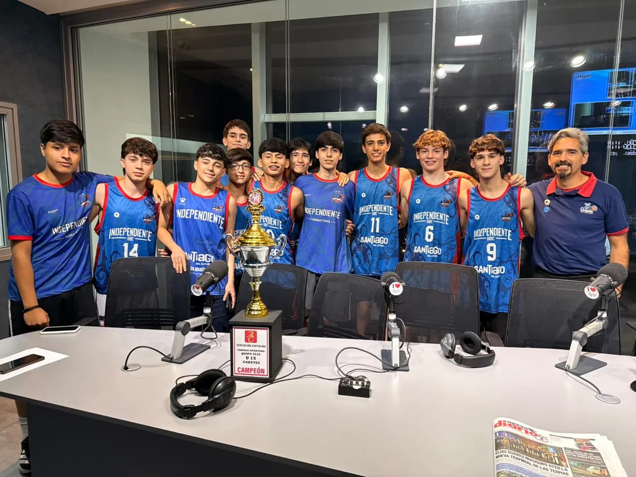 El semillero de Independiente BBC en lo más alto: El plantel U15 de cadetes pasó por Radio LV11 tras consagrarse campeón
