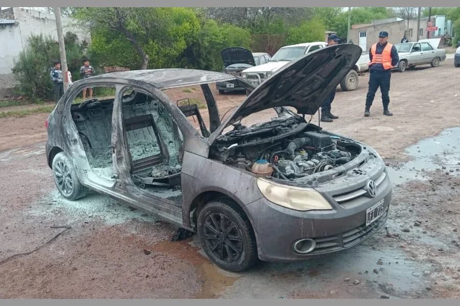 Estaba soldando el auto de un cliente, una chispa cayó adentro y terminó completamente incendiado