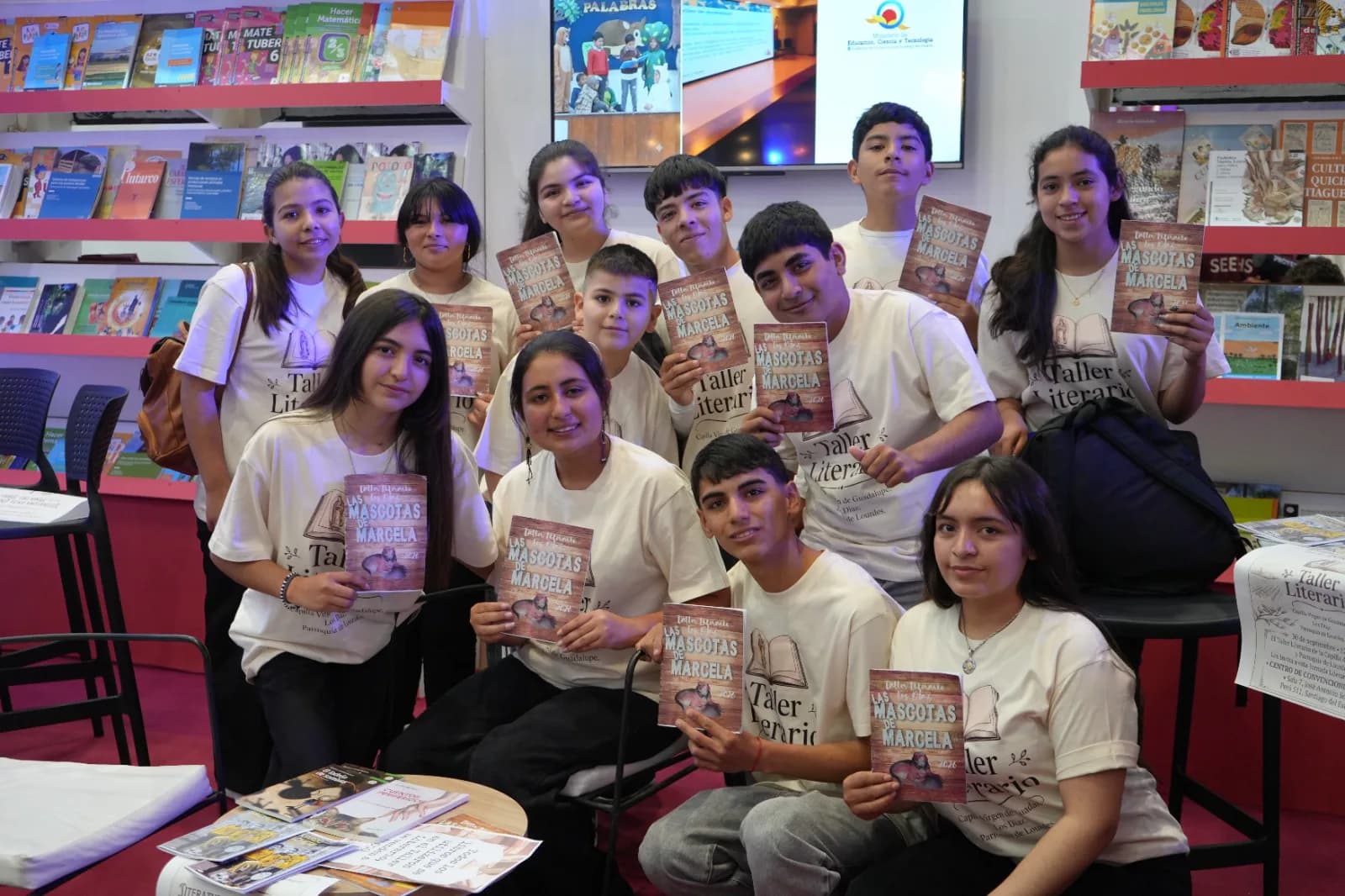 Marcela y Guadalupe pasaron por LV11 antes de presentar un libro nacido en un taller comunitario