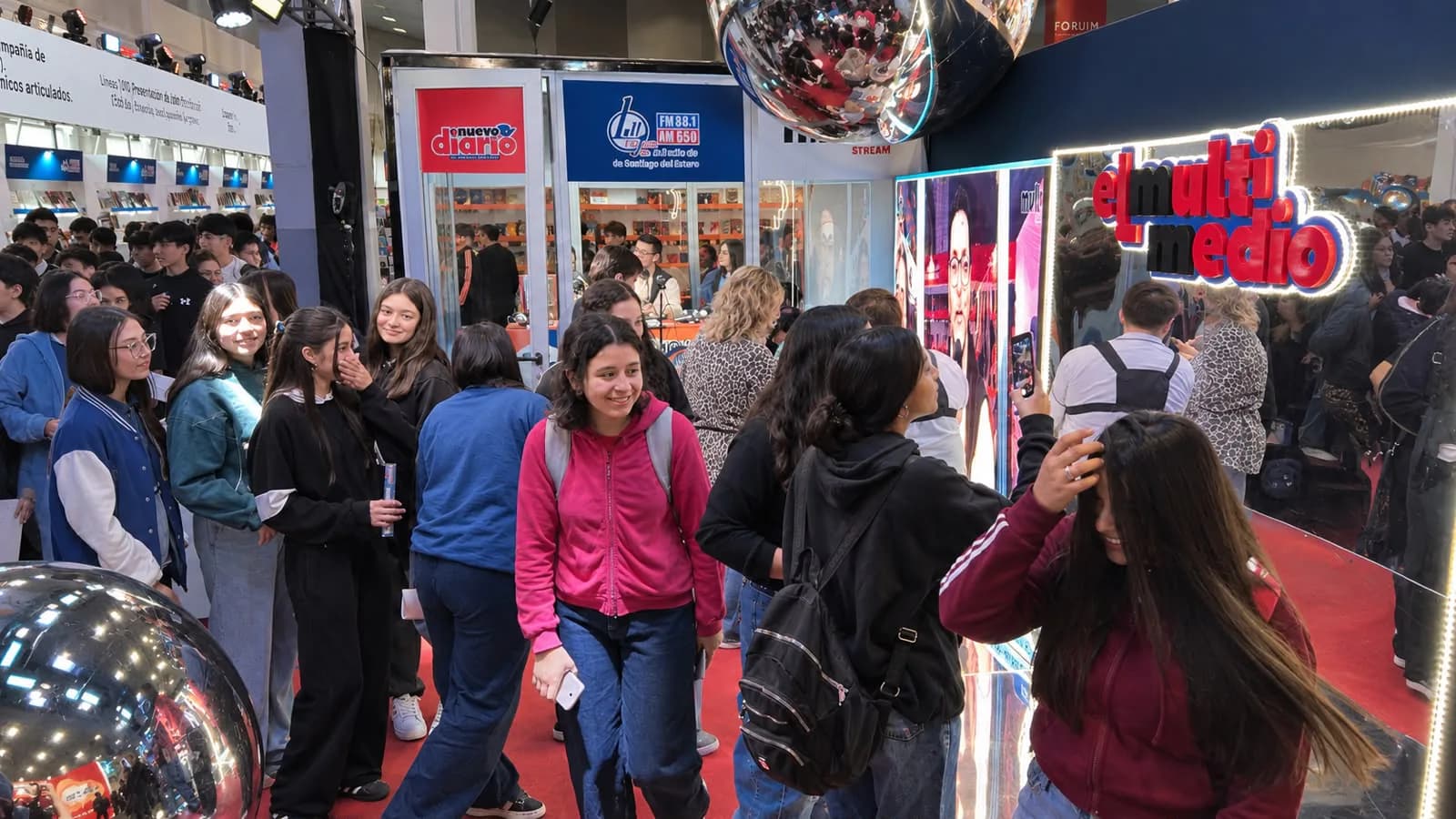 Día 2 de la Feria del Libro: acercate al stand de LV11, Nuevo Diario y El Multistream